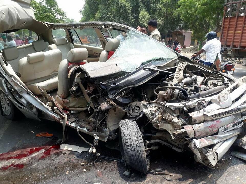बस ने इनोवा कार को मारी टक्कर, एक महिला की मौके पर मौत दो लोग घायल
