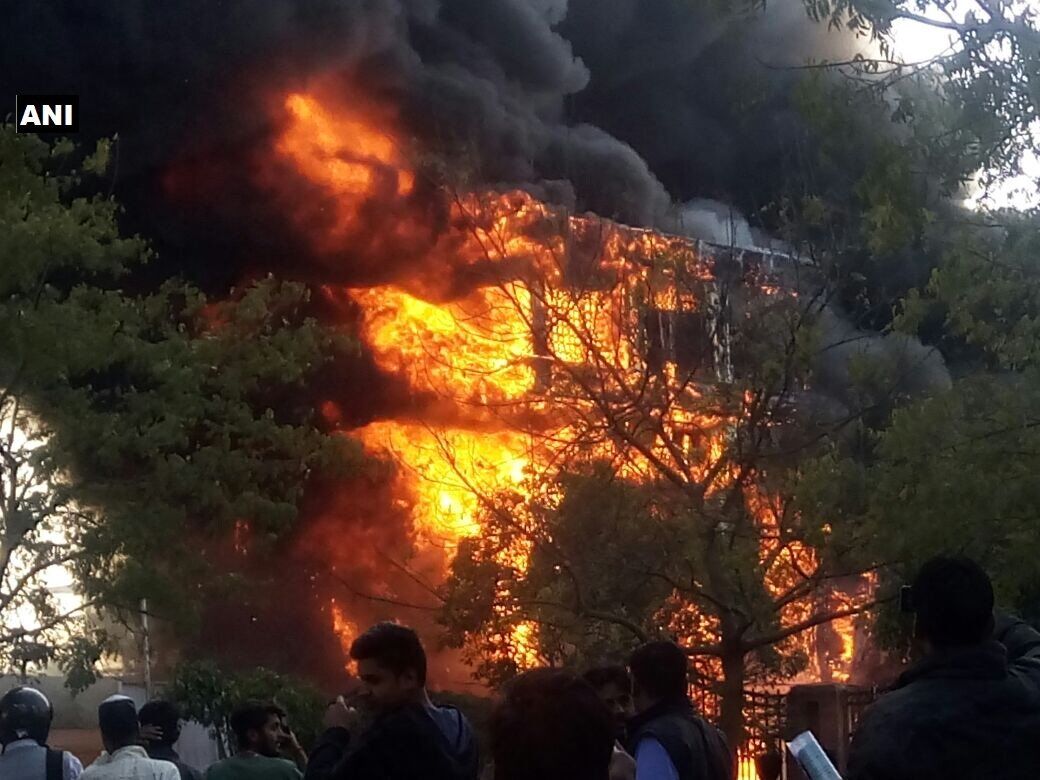 अभी अभी जयपुर के रोज गार्डन में लगी आग, बुझाने के प्रयास जारी अभी अभी जयपुर के रोज गार्डन में लगी आग, बुझाने के प्रयास जारी