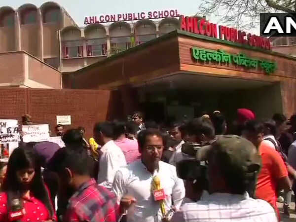 एल्कॉन पब्लिक स्कूल के छात्रा के आत्महत्या मामले में स्कूल प्रिंसिपल के साथ 3  गिरफ्तार