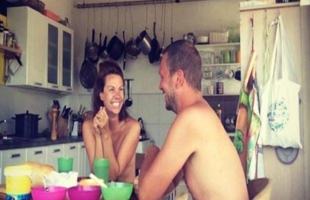 बिना कपड़ों के ही दुनिया के अलग-अलग देशों में घूम रहा है ये कपल, देखें वीडियो