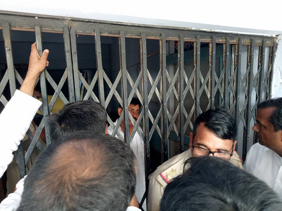 औरैया में जिला पंचायत चुनाव में नामांकन के दौरान पुलिसने किया विधायक को गिरफ्तार, पुलिस से भिड़े सपा कार्यकर्ता