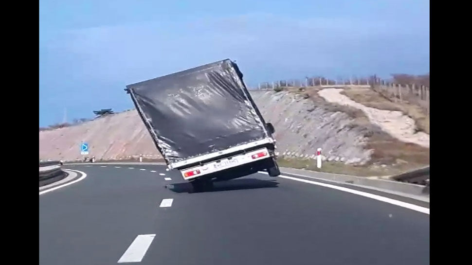 VIDEO: जब हाइवे पर अचानक दो पहियों पर दौड़ता हुआ ट्रक करने लगा हवा से बातें, फिर...