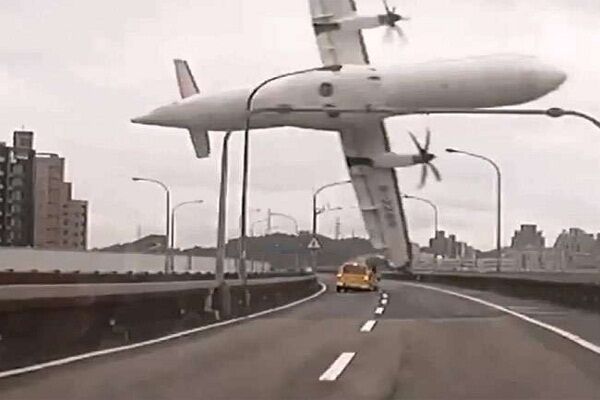 आग के गोले में बदला विमान, क्रैश होने का लाइव वीडियो हुआ वायरल