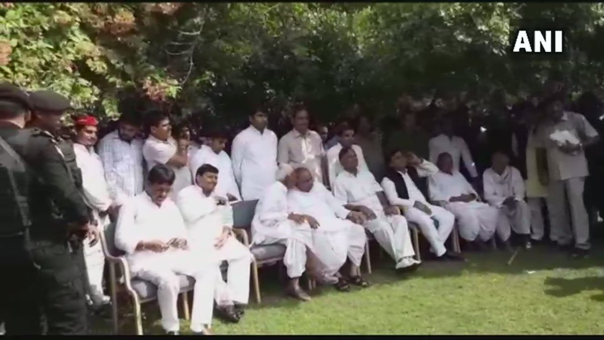 सपा की दिवाली बनी एतिहासिक, जब मुलायम, शिवपाल और अखिलेश ने मनाई होकर इकठ्ठे सपा की दिवाली बनी एतिहासिक, जब मुलायम, शिवपाल और अखिलेश ने मनाई होकर इकठ्ठे
