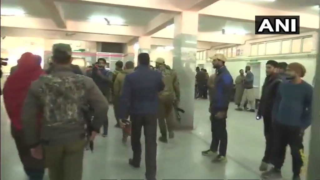 श्रीनगर : श्री महाराजा हरि सिंह अस्पताल पर आतंकी हमला, दो आतंकी फरार, 1 पुलिसकर्मी शहीद