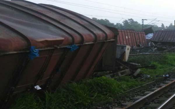ओडिशा में बड़ा रेल हादसा, 16 डिब्बे पटरी से उतरे