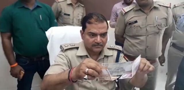 पुलिस ने नकली नोट बनाने वाले 2 आरोपी को किया गिरफ्तार, 2 लाख 90 हज़ार के नकली नोट बरामद पुलिस ने नकली नोट बनाने वाले 2 आरोपी को किया गिरफ्तार, 2 लाख 90 हज़ार के नकली नोट बरामद
