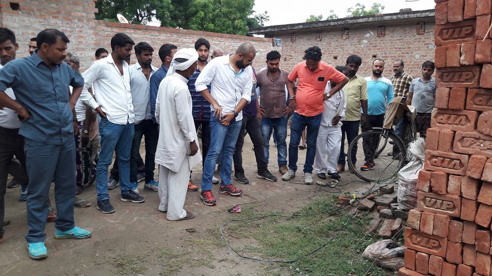 अब्बास अंसारी ने मृतक परिवार से मिलकर दी सांत्वना, महिला की बिजली के करंट से मौत अब्बास अंसारी ने मृतक परिवार से मिलकर दी सांत्वना, महिला की बिजली के करंट से मौत