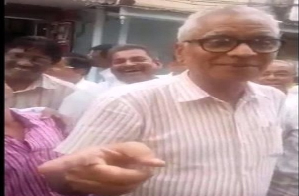GST के विरोध में व्यापारी बोला- ऐ प्यारे मोदी ये जुल्म ना कर, अपनों पे सितम और गैरों पे करम, वीडियो वायरल GST के विरोध में व्यापारी बोला- ऐ प्यारे मोदी ये जुल्म ना कर, अपनों पे सितम और गैरों पे करम, वीडियो वायरल