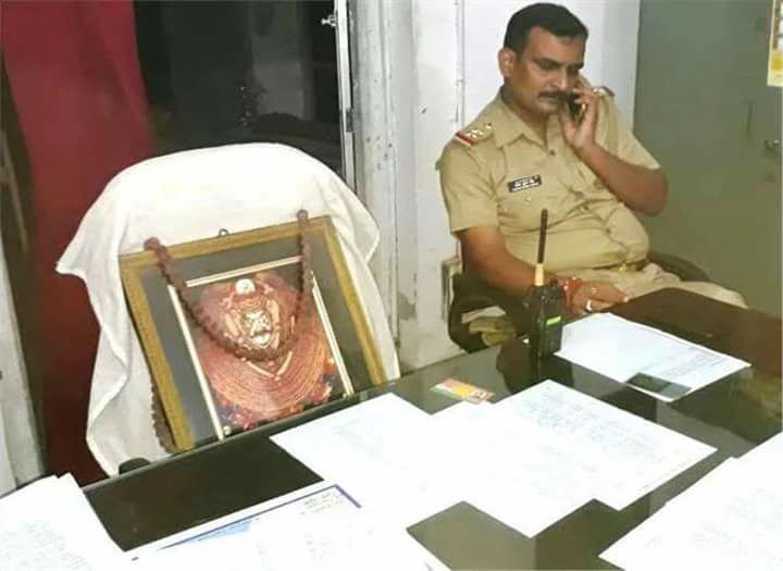 यूपी के इस थाने में कुर्सी पर नहीं बैठते है थानाध्यक्ष!