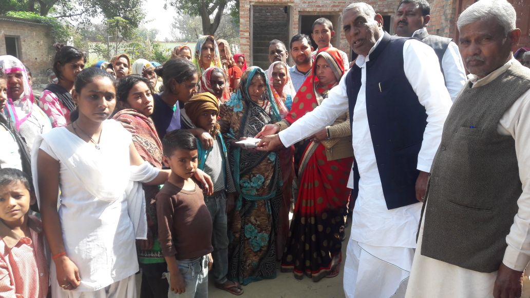 प्यारे लाल यादव हत्याकांड : पारसनाथ ने फिर दिखाई दिलेरी,पीड़ित परिवार को दी बड़ी मदद प्यारे लाल यादव हत्याकांड : पारसनाथ ने फिर दिखाई दिलेरी,पीड़ित परिवार को दी बड़ी मदद