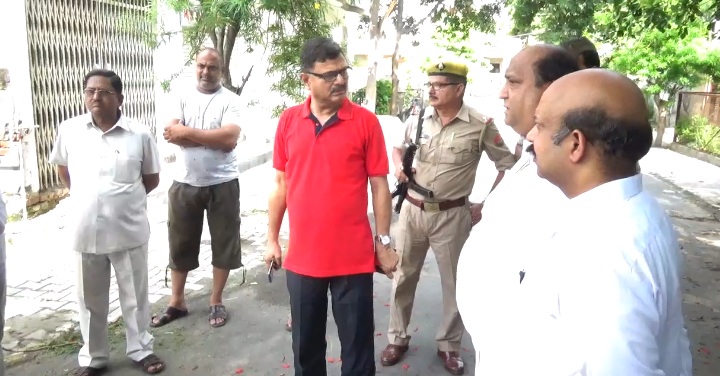 मेरठ : वृक्षारोपण की तैयारियों का जायजा लेने निकले मंडलायुक्त, पुलझड़ी बनाने की एक अवैध फैक्ट्री पकड़ी