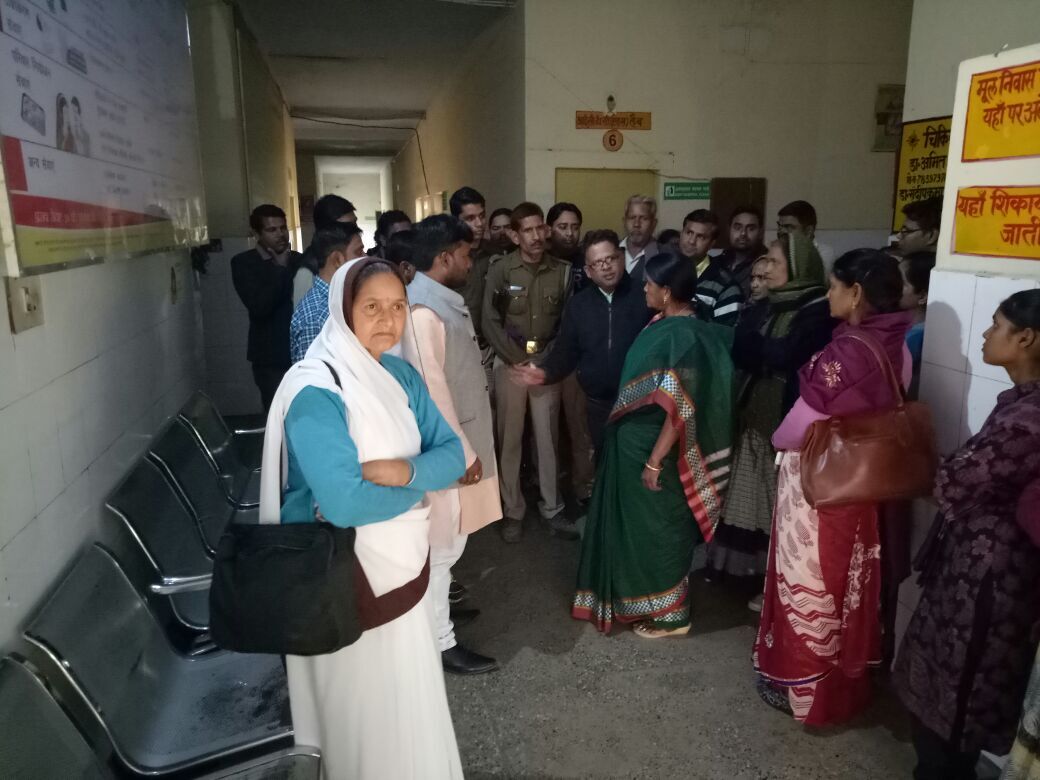 विधायिका द्वारा निरीक्षण में स्वास्थ्य विभाग की उजागर हुई कई बड़ी कमियाँ, रात्री के समय होता है मोबाइल टोर्च से महिलाओ का प्रसव विधायिका द्वारा निरीक्षण में स्वास्थ्य विभाग की उजागर हुई कई बड़ी कमियाँ, रात्री के समय होता है मोबाइल टोर्च से महिलाओ का प्रसव