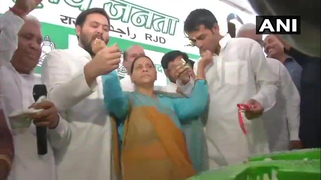 मां राबड़ी संग तेजप्रताप और तेजस्वी ने काटा लालू के जन्मदिन का केक, कहा- आरजेडी हमेशा एकजुट रही है मां राबड़ी संग तेजप्रताप और तेजस्वी ने काटा लालू के जन्मदिन का केक, कहा- आरजेडी हमेशा एकजुट रही है