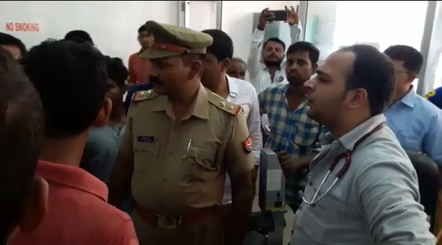 सुल्तानपुर: जिला अस्पताल की लापरवाही खुलकर आई सामने , घायलों में से दो की मौत सुल्तानपुर: जिला अस्पताल की लापरवाही खुलकर आई सामने , घायलों में से दो की मौत