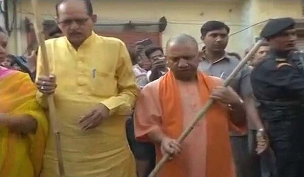 सीएम योगी ने संभाली सफाई की कमान, लखनऊ की बस्ती में लगाई झाड़ू सीएम योगी ने संभाली सफाई की कमान, लखनऊ की बस्ती में लगाई झाड़ू