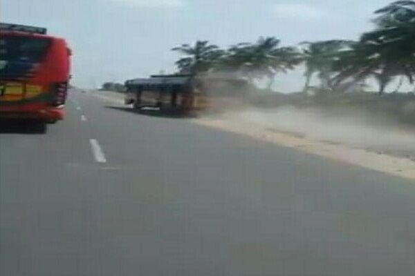 बस ड्राइवरों का दिल दहला देने वाली रेस : देख कर हो जाएंगे दंग बस ड्राइवरों का दिल दहला देने वाली रेस : देख कर हो जाएंगे दंग