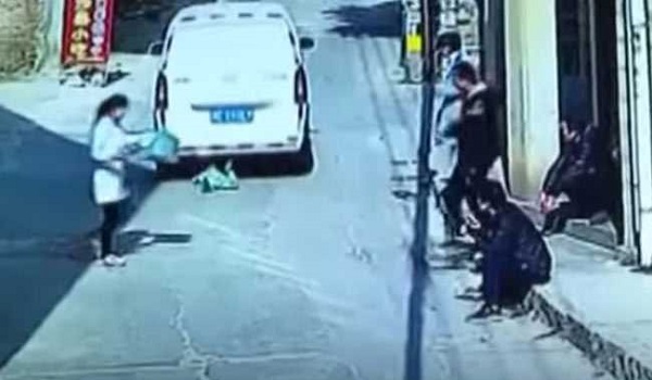 देखें VIDEO: गाड़ी के आगे अचानक आ गया 3 साल का बच्चा, फिर हुआ कुछ ऐसा कि...