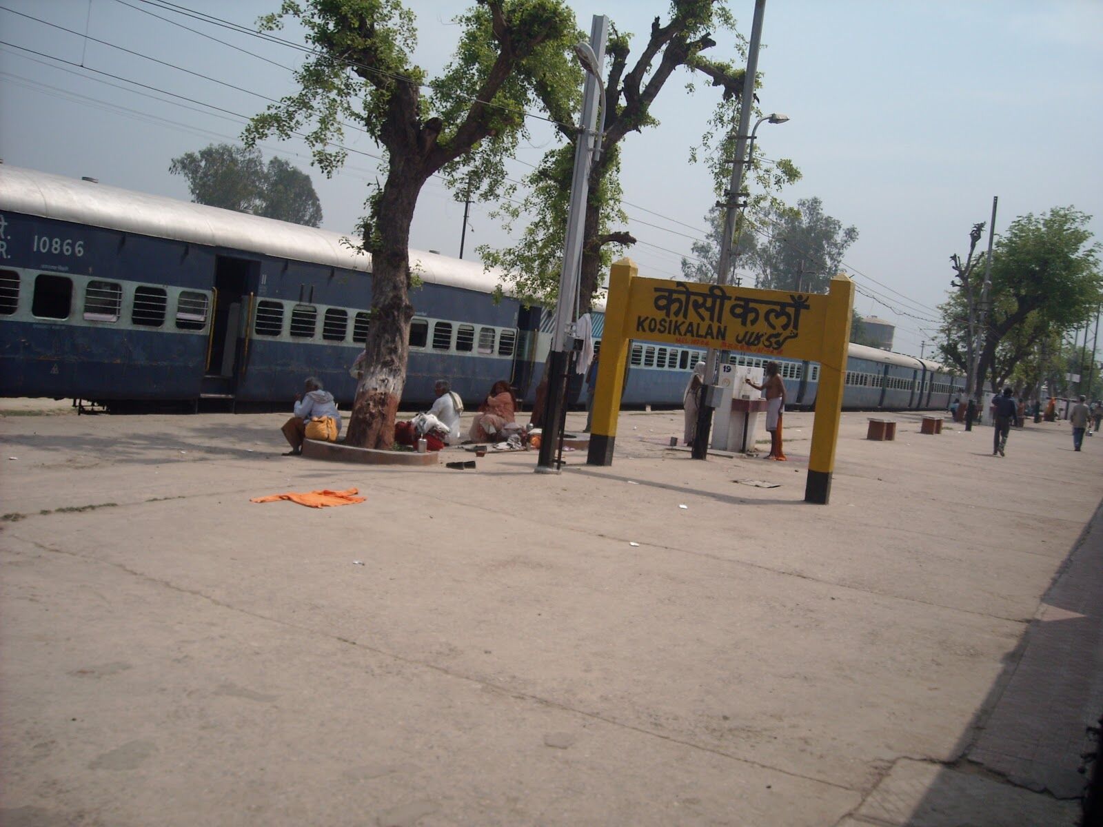 मथुरा में दर्दनाक हादसा, बच्चा समेत पति पत्नी ने ट्रेन आगे कूदकर दी जान