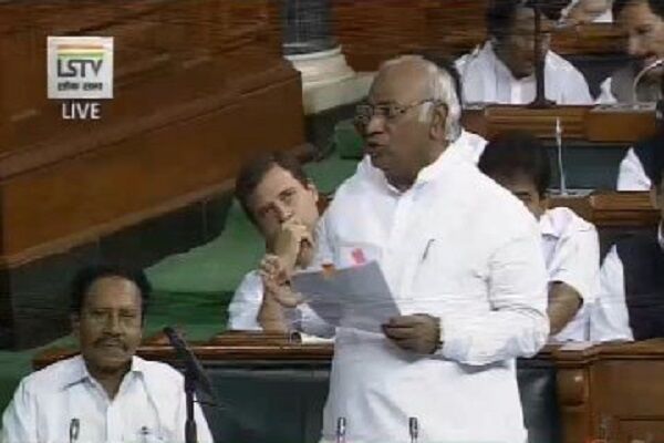 कांग्रेस का सीक्रेट प्लान लीक, BJP का आरोप संसद सत्र बर्बाद करने के लिए बना रखा है 40 पन्नों का डोजियर कांग्रेस का सीक्रेट प्लान लीक, BJP का आरोप संसद सत्र बर्बाद करने के लिए बना रखा है 40 पन्नों का डोजियर
