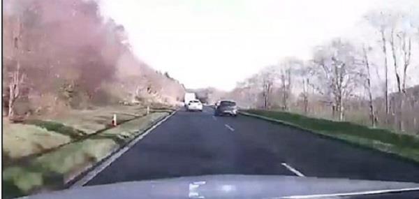 कार ओवरटेक करने के दौरान हुआ भयानक हादसा, VIDEO देख कांप जाएंगी रूह