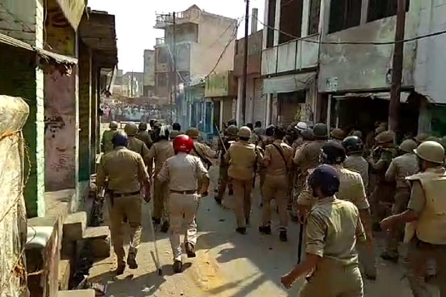कासगंज में पुलिस नाकाम, ट्रिपल मर्डर के बाद भीड़ बेकाबू , पुलिस ने किया लाठीचार्ज और छोड़े आंसू गैस के गोले कासगंज में पुलिस नाकाम, ट्रिपल मर्डर के बाद भीड़ बेकाबू , पुलिस ने किया लाठीचार्ज और छोड़े आंसू गैस के गोले