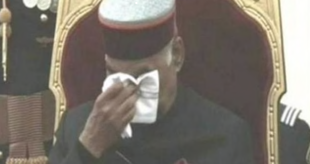 शहीद कमांडो के परिवार को सम्मानित करते हुए नम हुईं राष्ट्रपति कोविंद की आंखें