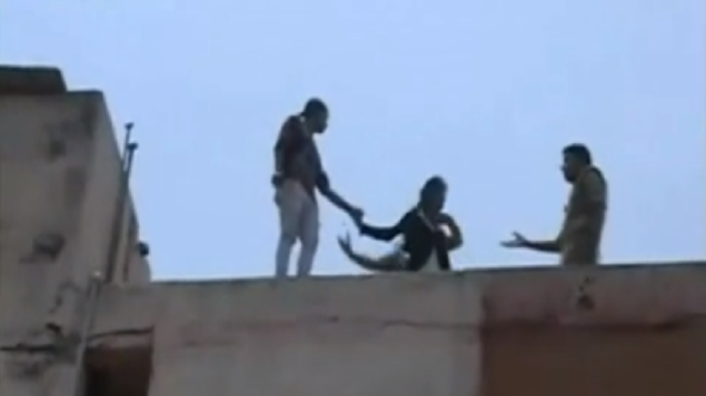 रिजल्ट से नाराज़ होकर दो छात्राएं स्कूल की छत पर चढ़ी, जानें- फिर क्या हुआ?