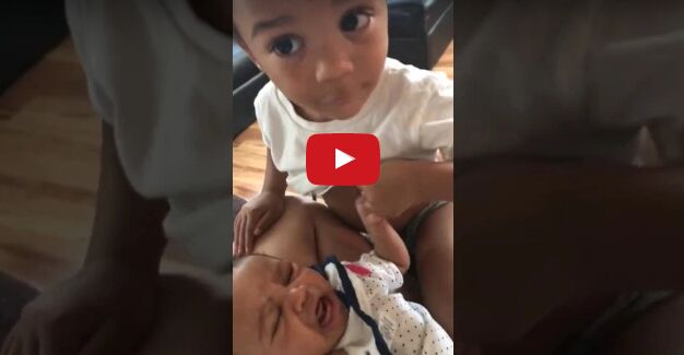 सात माह की बहन को रोता देख मासूम भाई बना माँ, वीडियो देखकर रो देंगे!