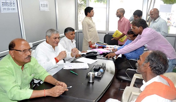 कैबिनेट मंत्री लक्ष्मी नारायण चौधरी ने भाजपा मुख्यालय पर जन समस्याओं का किया निस्तारण कैबिनेट मंत्री लक्ष्मी नारायण चौधरी ने भाजपा मुख्यालय पर जन समस्याओं का किया निस्तारण