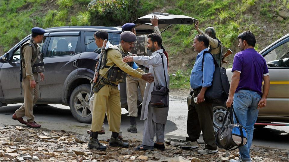 अमरनाथ यात्रियों पर आतंकी हमला, हिरासत में लिया गया PDP विधायक का ड्राइवर अमरनाथ यात्रियों पर आतंकी हमला, हिरासत में लिया गया PDP विधायक का ड्राइवर
