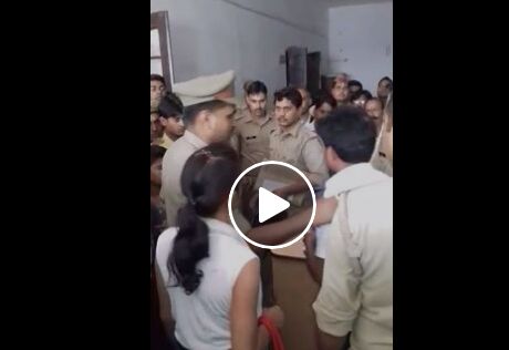 जब छात्रा ने गुस्से में की एसएसपी ऑफिस में मजनू की पिटाई, देखें वीडियो