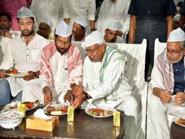 बिहार में चालीस लोकसभा सीटों पर मची एनडीए और यूपीए में जंग, जनता खामोश पता नहीं चल रहा है किसके संग बिहार में चालीस लोकसभा सीटों पर मची एनडीए और यूपीए में जंग, जनता खामोश पता नहीं चल रहा है किसके संग