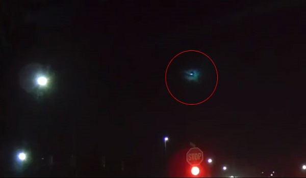 VIDEO: जब आसमान से गिरा रहस्यमयी आग का गोला, लोग हुए हैरान बोले- कहीं एलियन तो नहीं...