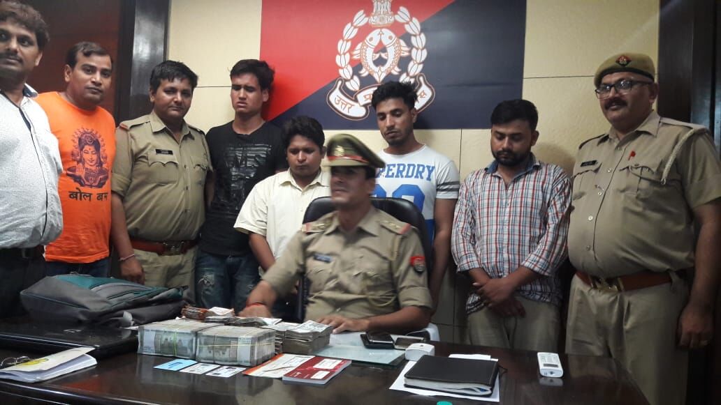 गाजियाबाद पुलिस ने 19 लाख की लूट का किया चार घंटे में खुलासा, आरोपी पूरे रूपये समेत गिरफ्तार गाजियाबाद पुलिस ने 19 लाख की लूट का किया चार घंटे में खुलासा, आरोपी पूरे रूपये समेत गिरफ्तार