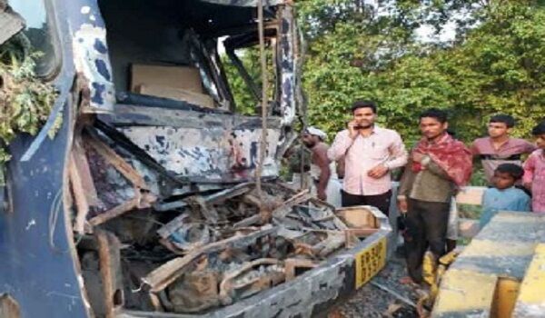 बिहार : सीतामढ़ी में कैदी वैन और ट्रक की भिड़ंत, 7 पुलिसकर्मी समेत 1 कैदी की मौत