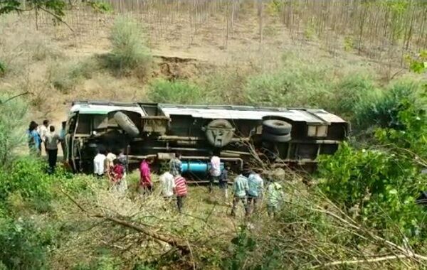 आंध्र प्रदेश: पूर्वी गोदावरी के रायनपेटा गांव में बस पलटी, 10 लोग घायल