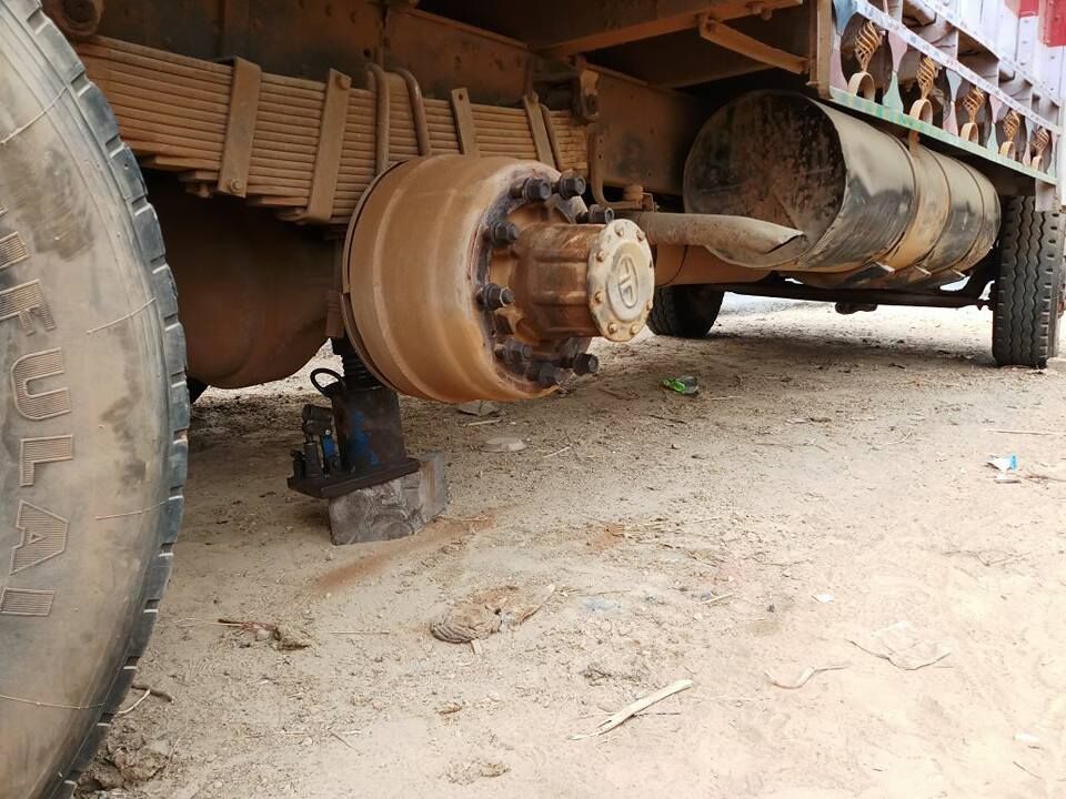 इटावा : थाना सहसों पर खड़े ट्रक से अज्ञात चोरों ने जैक लगाकर निकाले टायर इटावा : थाना सहसों पर खड़े ट्रक से अज्ञात चोरों ने जैक लगाकर निकाले टायर