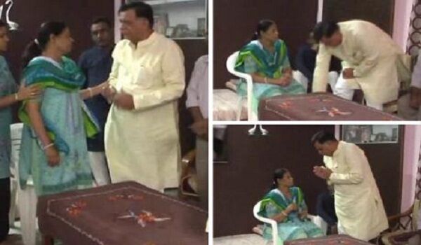 जब शहीद की मां ने चेक लेने से किया इंकार, योगी के मंत्री ने पैर पकड़कर की मिन्नतें जब शहीद की मां ने चेक लेने से किया इंकार, योगी के मंत्री ने पैर पकड़कर की मिन्नतें