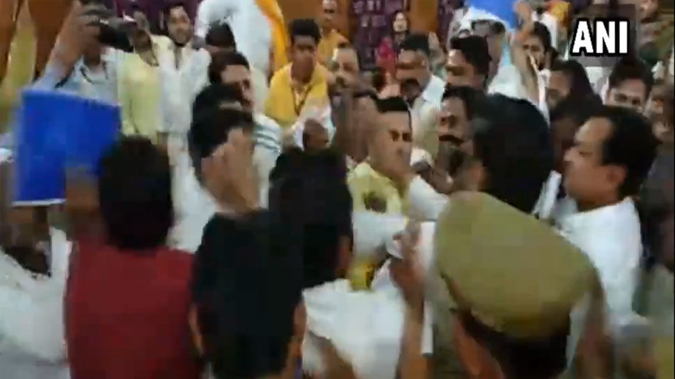 मेरठः नगर निगम की बैठक में चले बीजेपी और बसपा निगम पार्षदों में जूते चप्पल, देखें वीडियो