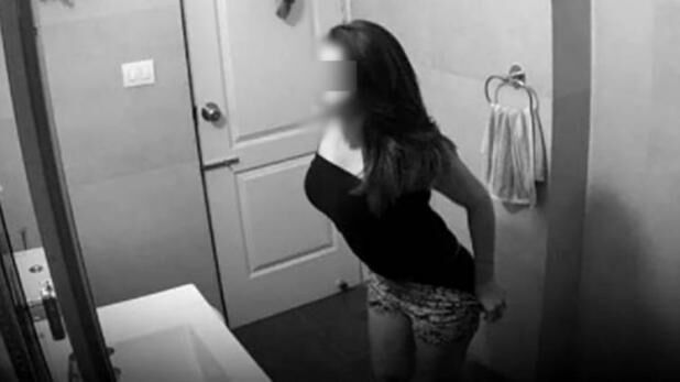 गर्ल्स टॉयलेट में रखा मोबाइल कर रहा था रिकॉर्डिंग, फिर जो .... गर्ल्स टॉयलेट में रखा मोबाइल कर रहा था रिकॉर्डिंग, फिर जो ....