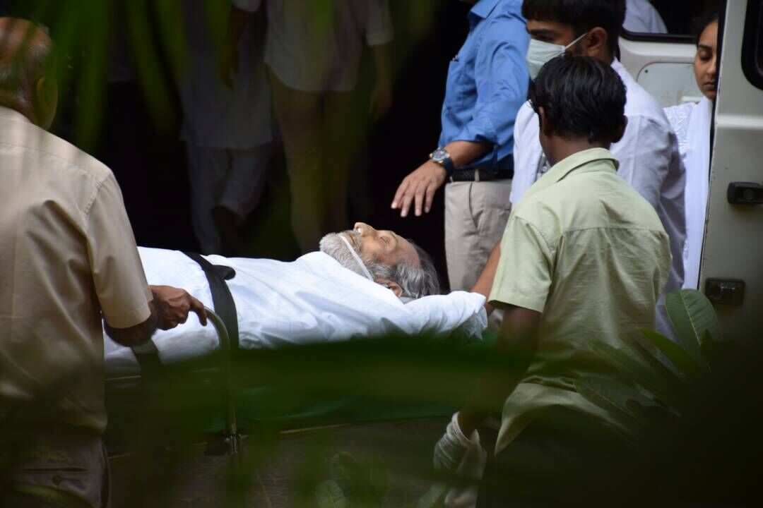 PHOTOS : अंतिम सफर पर विनोद खन्ना, वर्ली में होगा अंतिम संस्कार