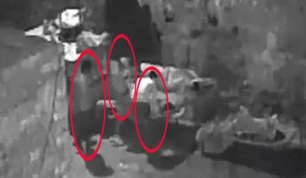 चबूतरे पर सो रही महिला के साथ 3 लोगों ने किया गैंगरेप, वारदात सीसीटीवी में कैद