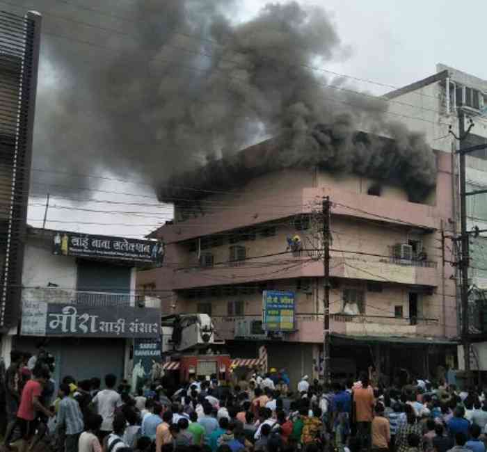 राजधानी रायपुर के पंडरी कपड़ा मार्केट में लगी भीषण आग