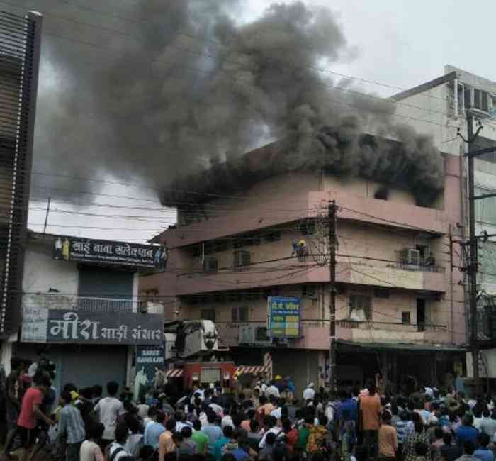 राजधानी रायपुर के पंडरी कपड़ा मार्केट में लगी भीषण आग राजधानी रायपुर के पंडरी कपड़ा मार्केट में लगी भीषण आग