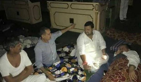 कांग्रेस विधायकों का सदन में अनिश्चितकालिन धरना, इस तरह सदन में गुजारी रात कांग्रेस विधायकों का सदन में अनिश्चितकालिन धरना, इस तरह सदन में गुजारी रात