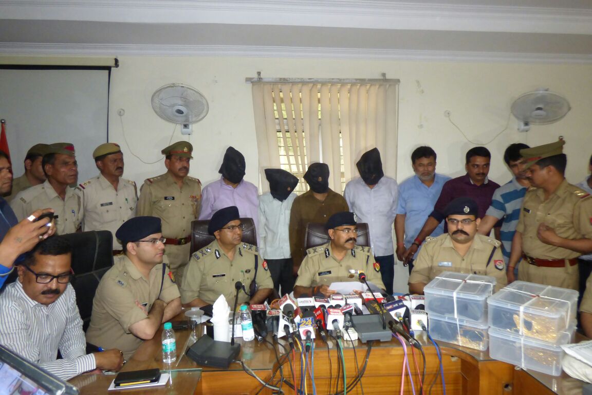 गाजियाबाद पुलिस की बड़ी सफलता, 10 किलो सोने की लूट का खुलासा, दो पुलिसकर्मी भी थे शामिल गाजियाबाद पुलिस की बड़ी सफलता, 10 किलो सोने की लूट का खुलासा, दो पुलिसकर्मी भी थे शामिल