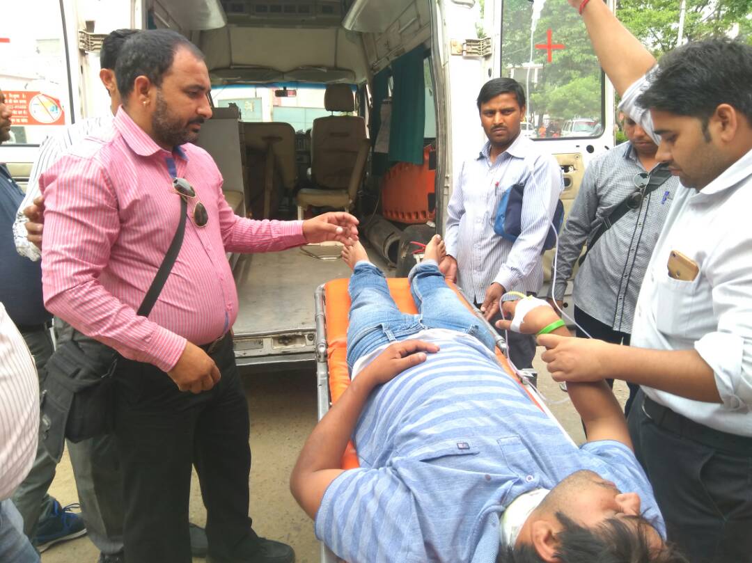 मुरादाबाद में पत्रकार रजत शर्मा को वकीलों ने बुरी तरह पीटा, हालत गंभीर मेरठ किया रेफर मुरादाबाद में पत्रकार रजत शर्मा को वकीलों ने बुरी तरह पीटा, हालत गंभीर मेरठ किया रेफर