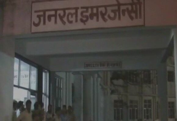 शादी से लौट रहे लोगों की कार ट्रक से टकराई 7 की मौत 6 घायल शादी से लौट रहे लोगों की कार ट्रक से टकराई 7 की मौत 6 घायल