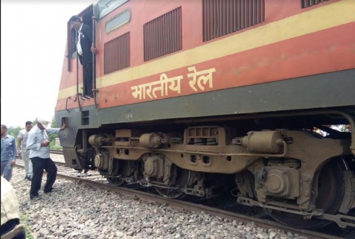 बरेली में अमरनाथ एक्सप्रेस ट्रेन पलटते पलटते बची, हो सकता था बड़ा हादसा